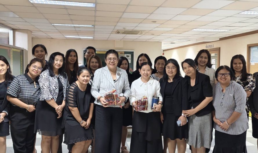 กองคลัง สวัสดีปีใหม่ท่านอธิการบดีและรองอธิการบดี